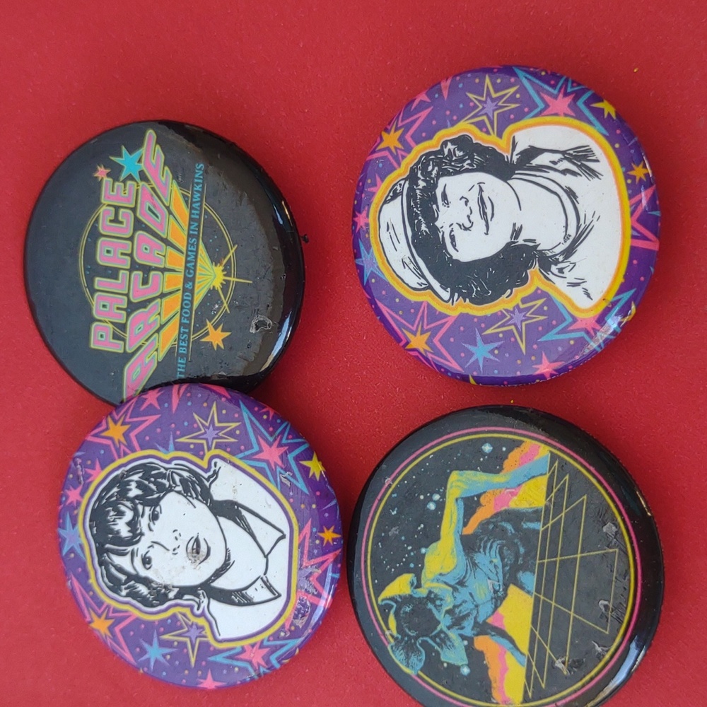 Stranger Things Buttons New - Picture 2 of 3